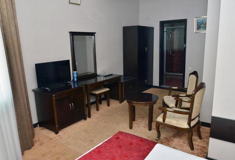 اتاق استاندارد سه نفره, Consul