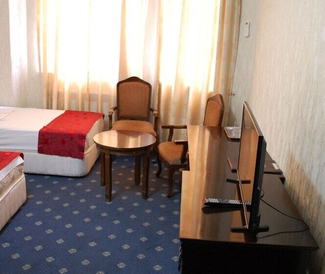 اتاق استاندارد سه نفره, Consul