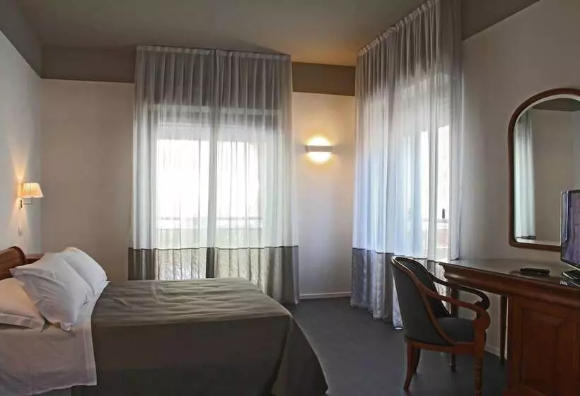 Standard Yhden Hengen Huone, Cristallo