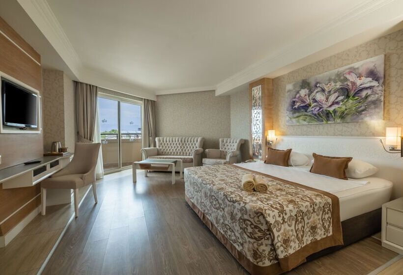 غرفة عائلية ذات إطلالة جانبية على البحر, Crystal Sunset Luxury Resort & Spa - Ultimate All Inclusive