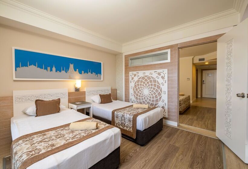 غرفة عائلية ذات إطلالة جانبية على البحر, Crystal Sunset Luxury Resort & Spa - Ultimate All Inclusive