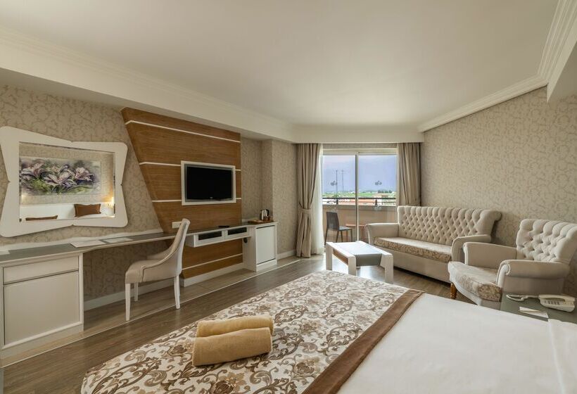 غرفة عائلية ذات إطلالة جانبية على البحر, Crystal Sunset Luxury Resort & Spa - Ultimate All Inclusive