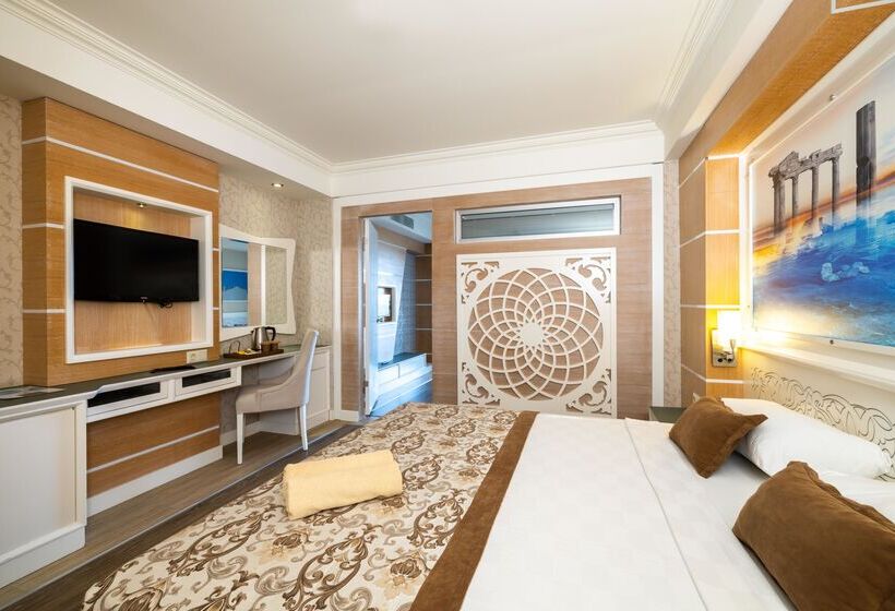 غرفة عائلية ذات إطلالة جانبية على البحر, Crystal Sunset Luxury Resort & Spa - Ultimate All Inclusive