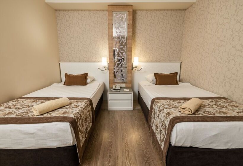 غرفة عائلية ذات إطلالة جانبية على البحر, Crystal Sunset Luxury Resort & Spa - Ultimate All Inclusive