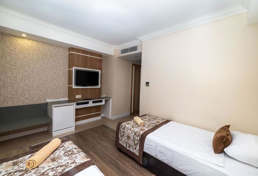 غرفة عائلية ذات إطلالة جانبية على البحر, Crystal Sunset Luxury Resort & Spa - Ultimate All Inclusive