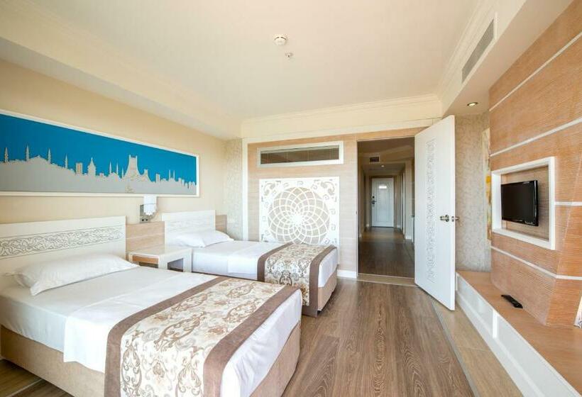 غرفة عائلية ذات إطلالة جانبية على البحر, Crystal Sunset Luxury Resort & Spa - Ultimate All Inclusive