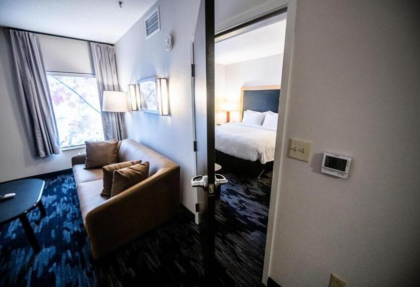 מיטת קינג בסוויטה, Fairfield By Marriott Inn & Suites Washington Casino Area