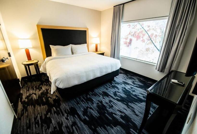 מיטת קינג בסוויטה, Fairfield By Marriott Inn & Suites Washington Casino Area