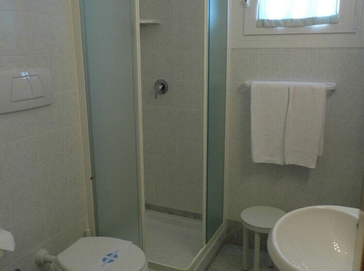 Quarto Triplo Estandar, Le Nereidi Hotel & Residence Con Piscina Tennis Fitness Parcheggio Coperto Sala Conferenze