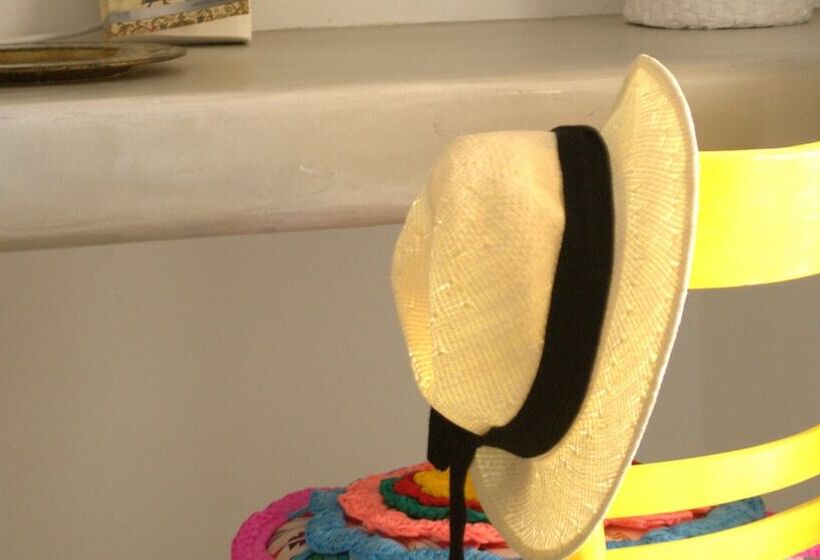 اتاق کلاسیک, Levantes Ios Boutique