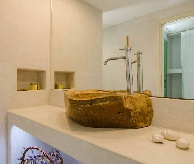 اتاق خانوادگی با چشم‌انداز دریا, Levantes Ios Boutique