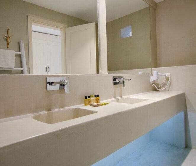 سوییت جونیور با چشم‌انداز جانبی دریا, Levantes Ios Boutique