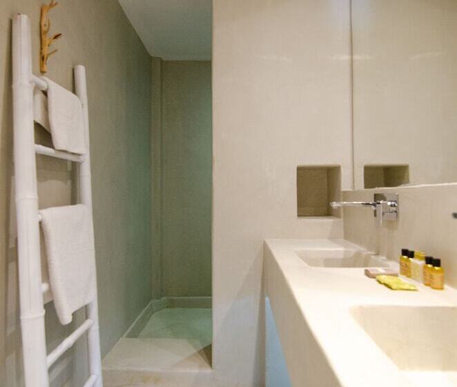 سوییت جونیور با چشم‌انداز جانبی دریا, Levantes Ios Boutique