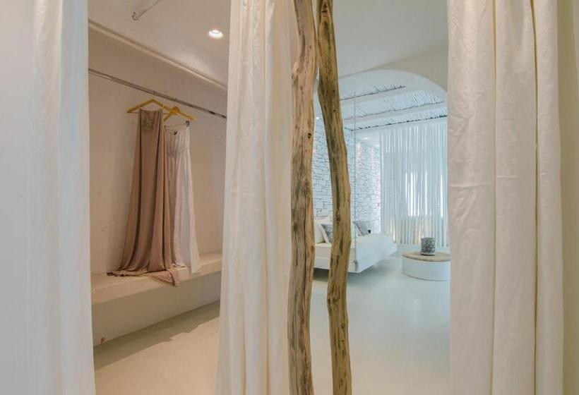 سوییت لوکس, Levantes Ios Boutique