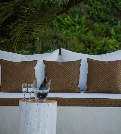 سوییت لوکس, Levantes Ios Boutique