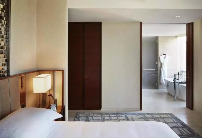 Standard Room King Bed Adapted for people with reduced mobility