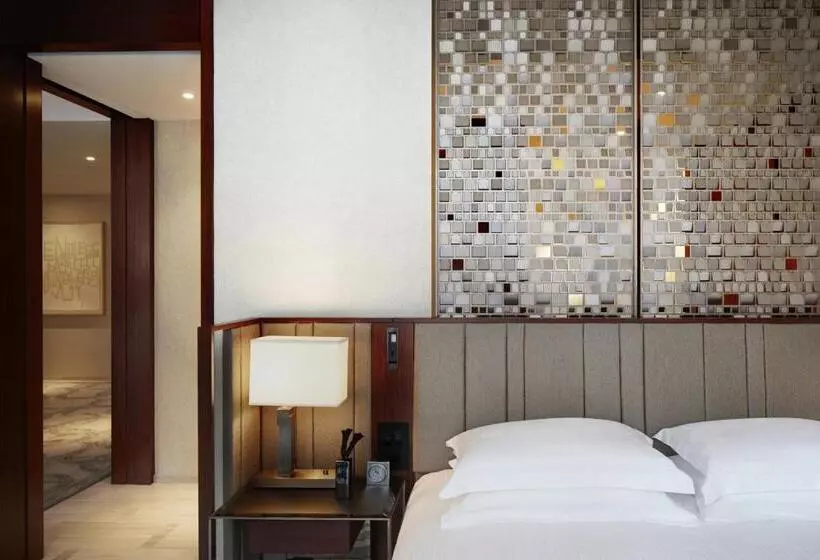 Suite King Bed