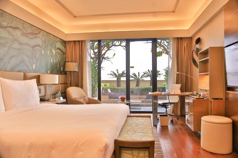 クラブルーム, The Leela Ambience Convention Hotel Delhi