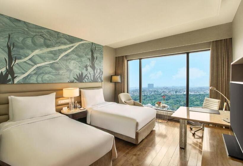 اتاق استاندارد یک نفره, The Leela Ambience Convention Hotel Delhi