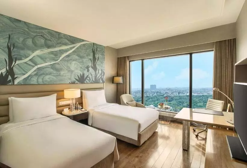 اتاق استاندارد یک نفره, The Leela Ambience Convention Hotel Delhi