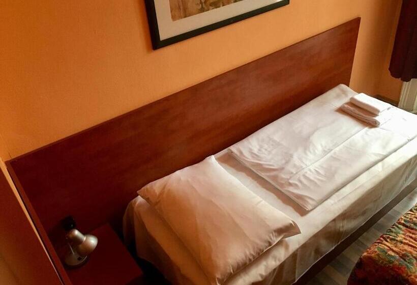 اتاق استاندارد یک نفره, Pension Madara