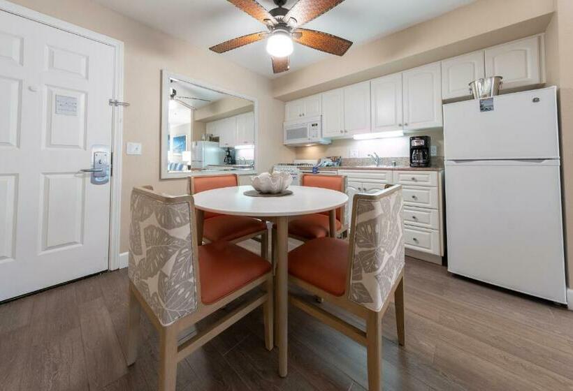 جناح, Southern California Beach Club