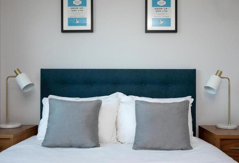 スタンダードスタジオ, Hq Aparthotel Farnborough