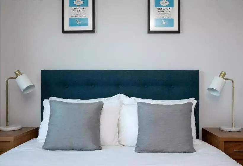 スタンダードスタジオ, Hq Aparthotel Farnborough