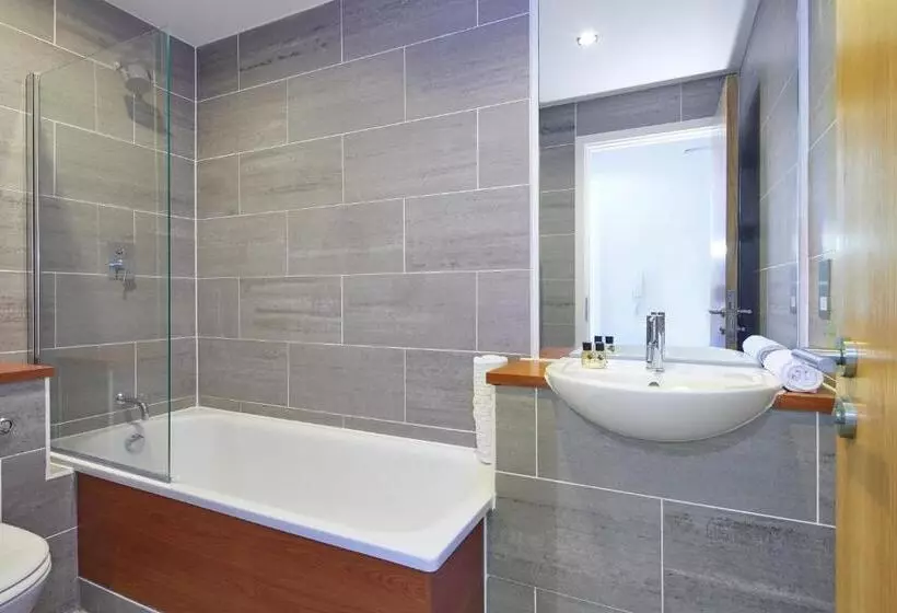 スタンダードスタジオ, Hq Aparthotel Farnborough
