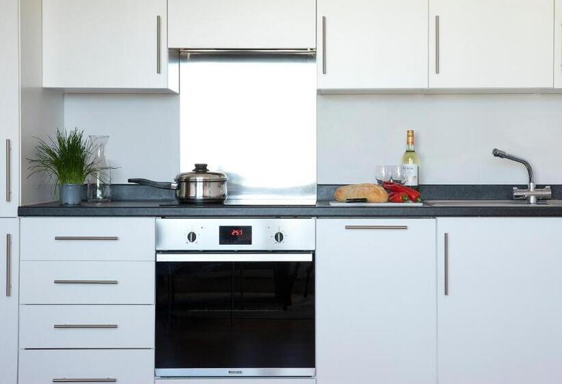 スタンダードスタジオ, Hq Aparthotel Farnborough