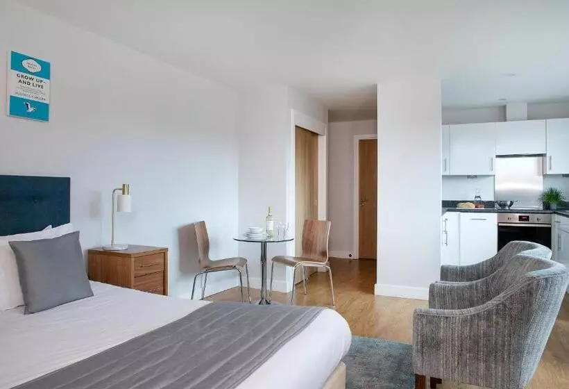 スタンダードスタジオ, Hq Aparthotel Farnborough