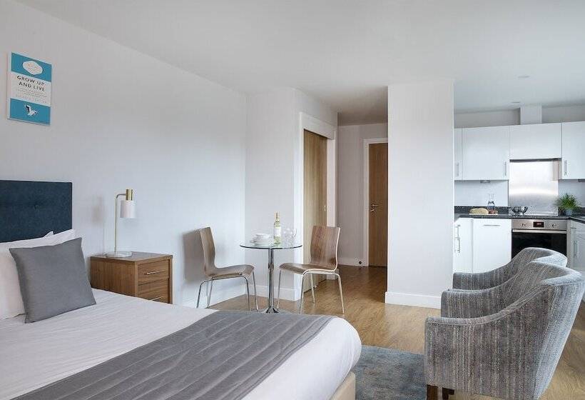 スタンダードスタジオ, Hq Aparthotel Farnborough