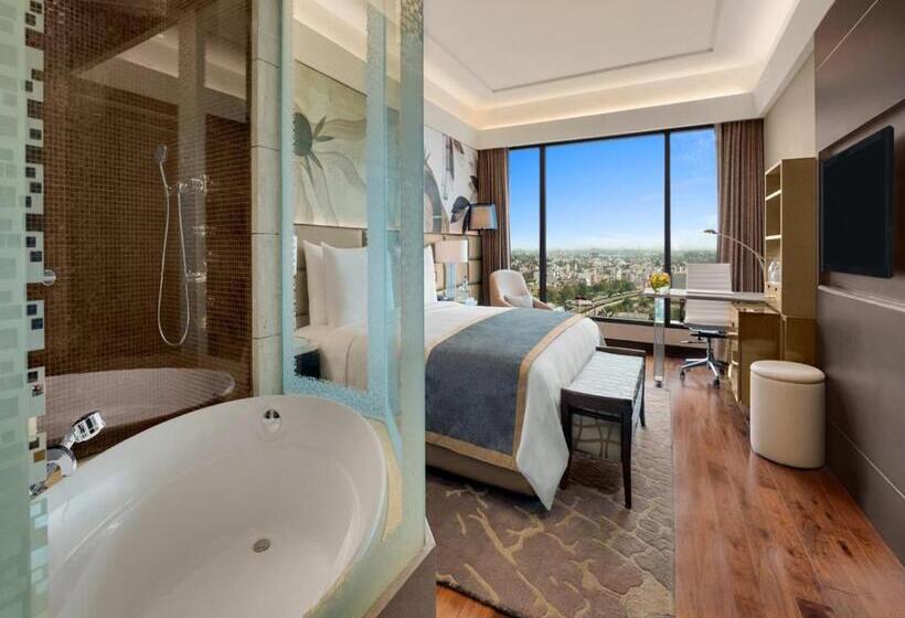 クラブルーム, The Leela Ambience Convention Hotel Delhi