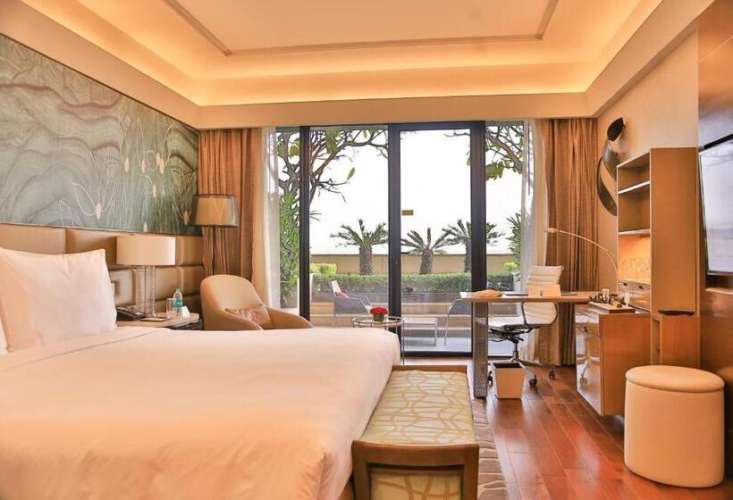 クラブルーム, The Leela Ambience Convention Hotel Delhi