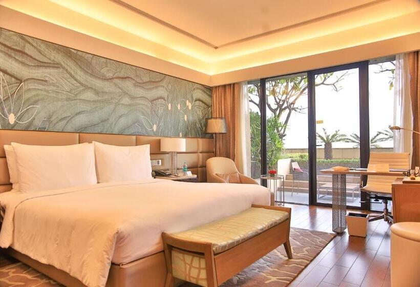 クラブルーム, The Leela Ambience Convention Hotel Delhi