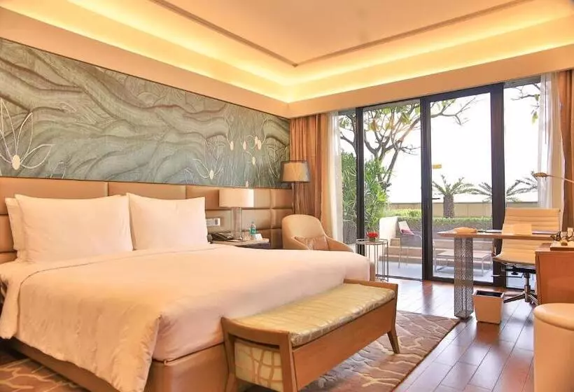اتاق کلاب, The Leela Ambience Convention Hotel Delhi