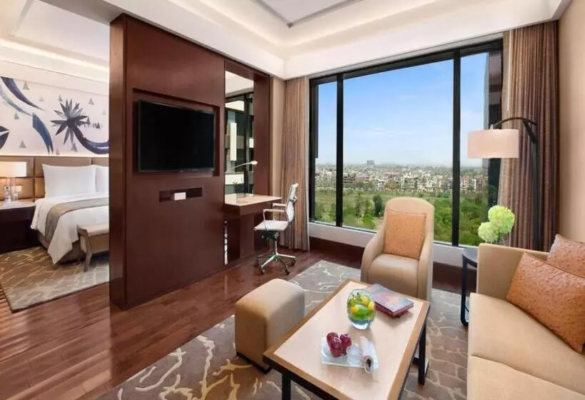 سوییت لوکس, The Leela Ambience Convention Hotel Delhi