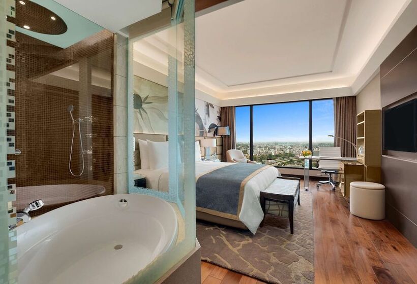 クラブルーム, The Leela Ambience Convention Hotel Delhi