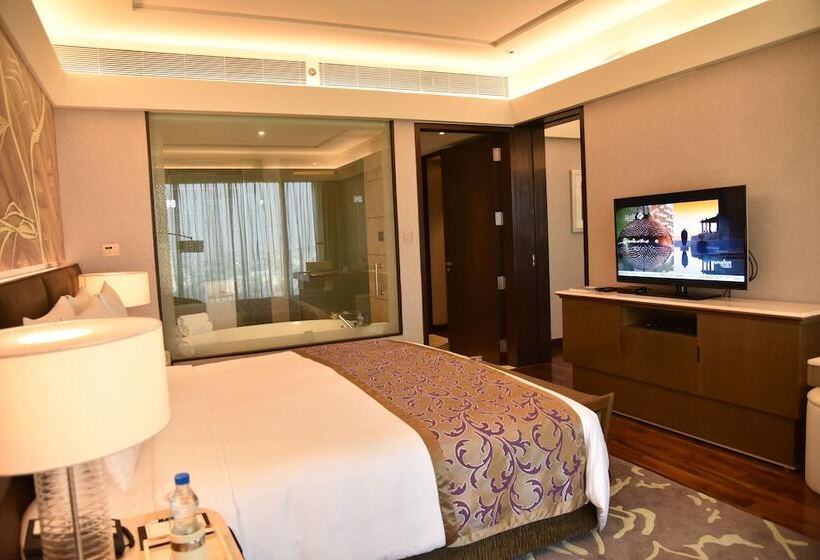 クラブルーム, The Leela Ambience Convention Hotel Delhi