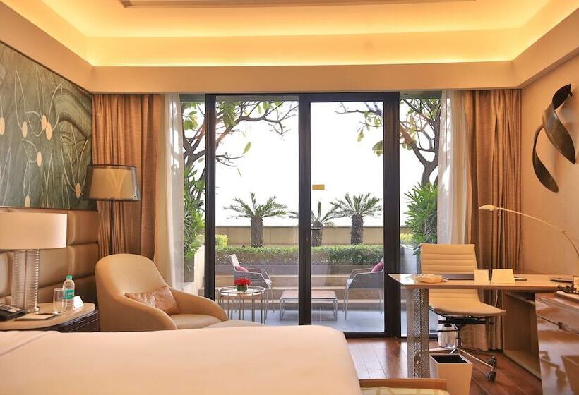 اتاق کلاب, The Leela Ambience Convention Hotel Delhi