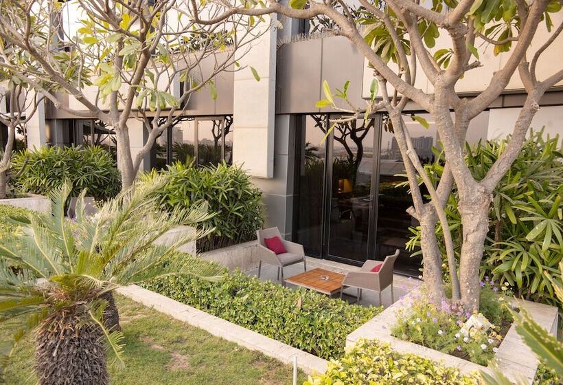 クラブルーム, The Leela Ambience Convention Hotel Delhi