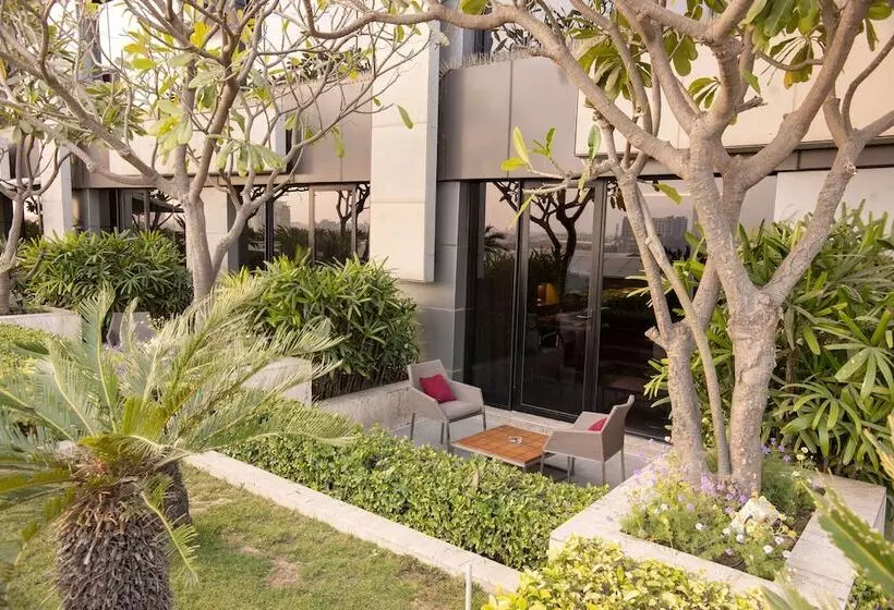 اتاق کلاب, The Leela Ambience Convention Hotel Delhi
