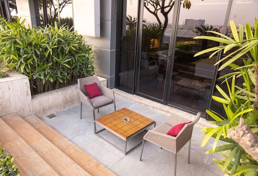 クラブルーム, The Leela Ambience Convention Hotel Delhi