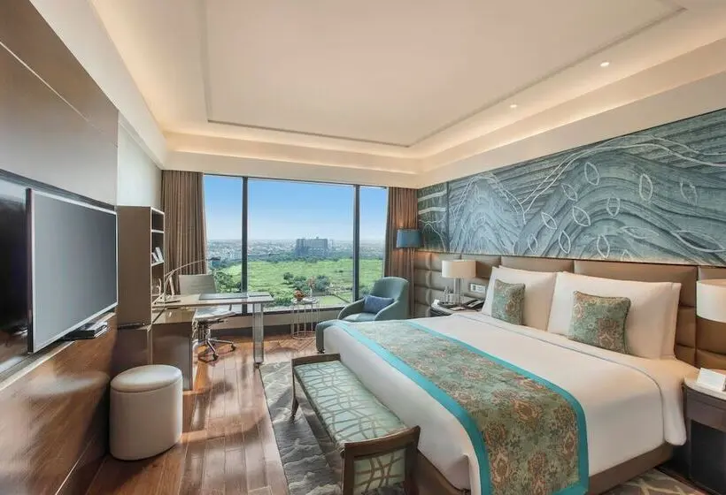 クラブルーム, The Leela Ambience Convention Hotel Delhi