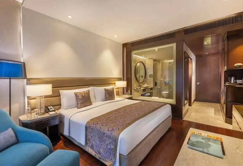 バルコニー付きデラックスルーム, The Leela Ambience Convention Hotel Delhi