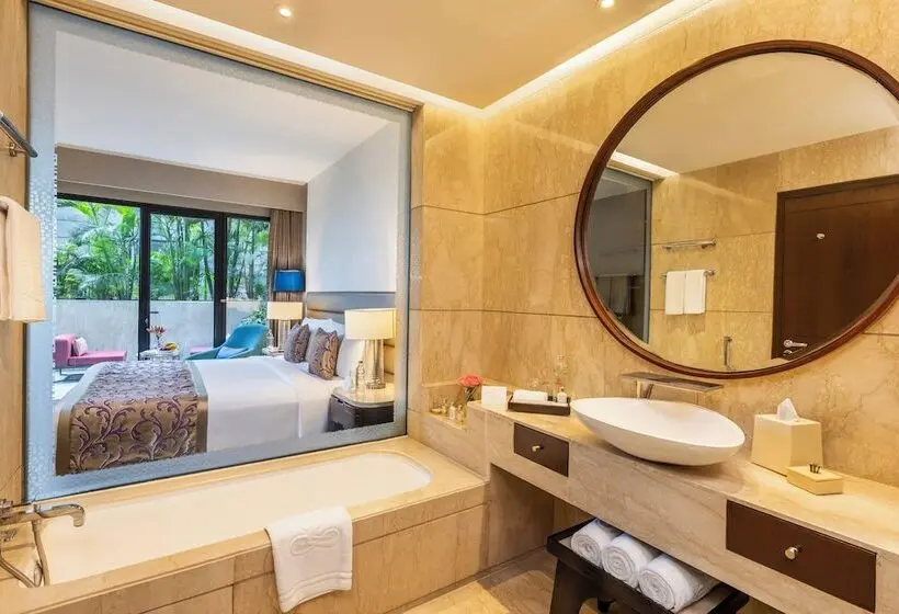 バルコニー付きデラックスルーム, The Leela Ambience Convention Hotel Delhi
