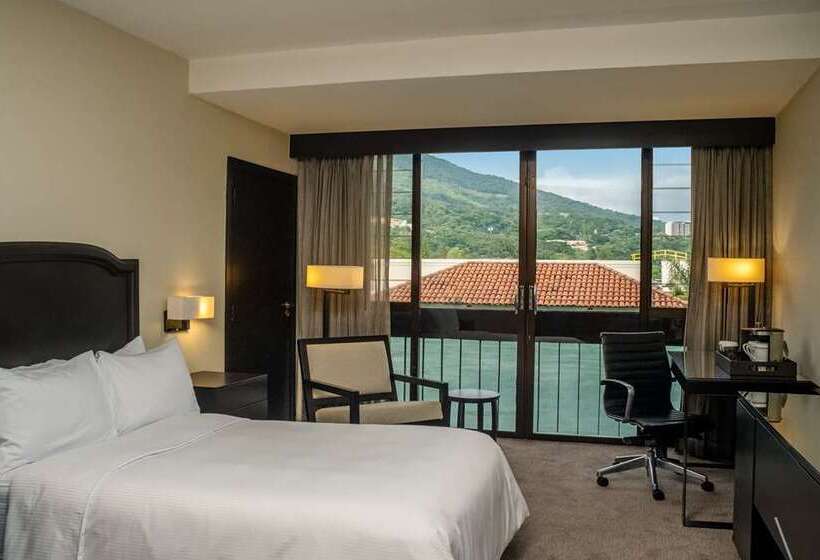 キングサイズベッドのエクゼクティブルーム, Hilton Jaipur