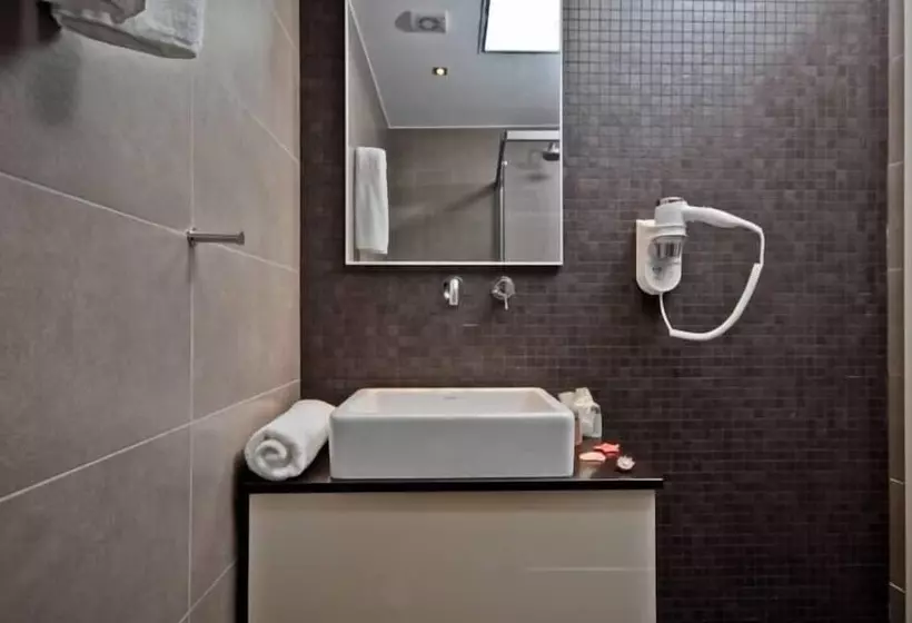 اتاق استاندارد سه نفره, Xenia