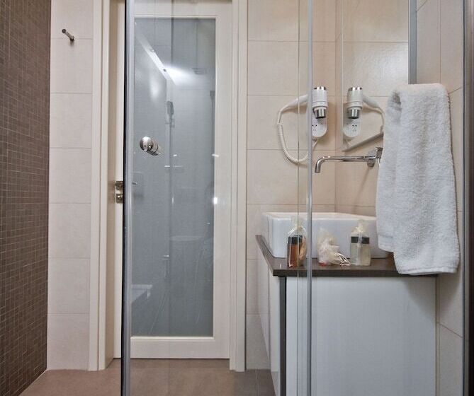 スタンダードトリプルルーム, Xenia