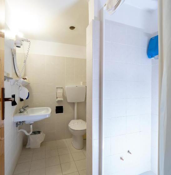 חדר סטנדרט לארבעה, Blurelda